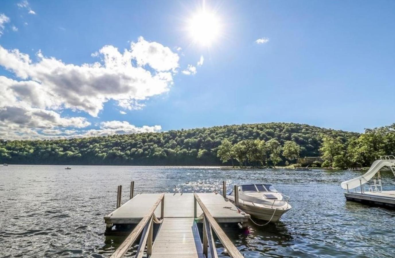 Welcome To Hat City Danbury, A Suburban Retreat Exterior photo