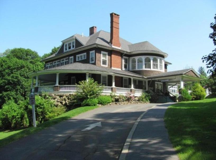 Welcome To Hat City Danbury, A Suburban Retreat Exterior photo