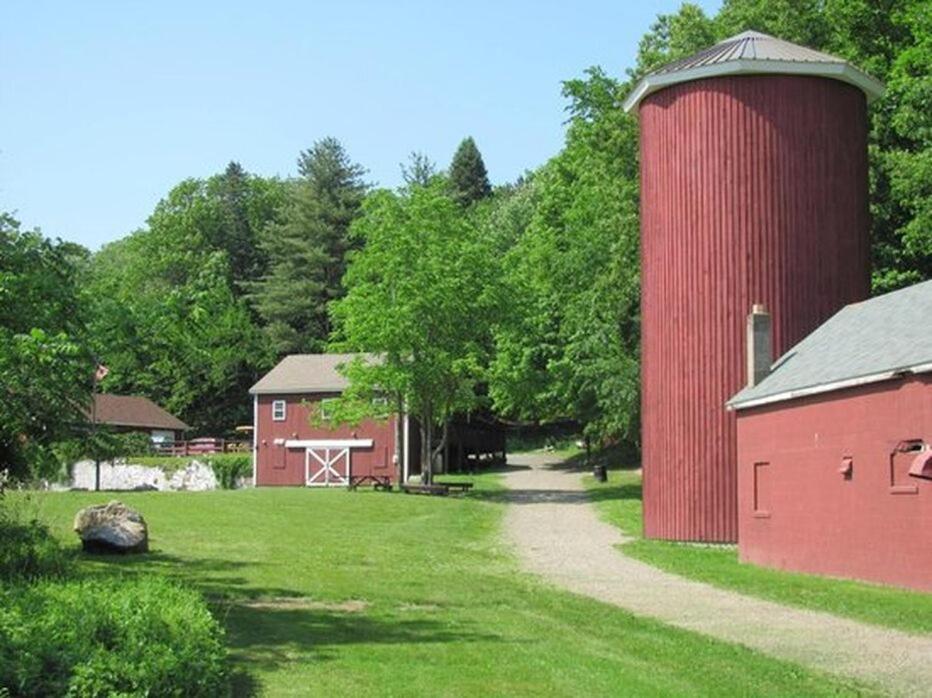 Welcome To Hat City Danbury, A Suburban Retreat Exterior photo