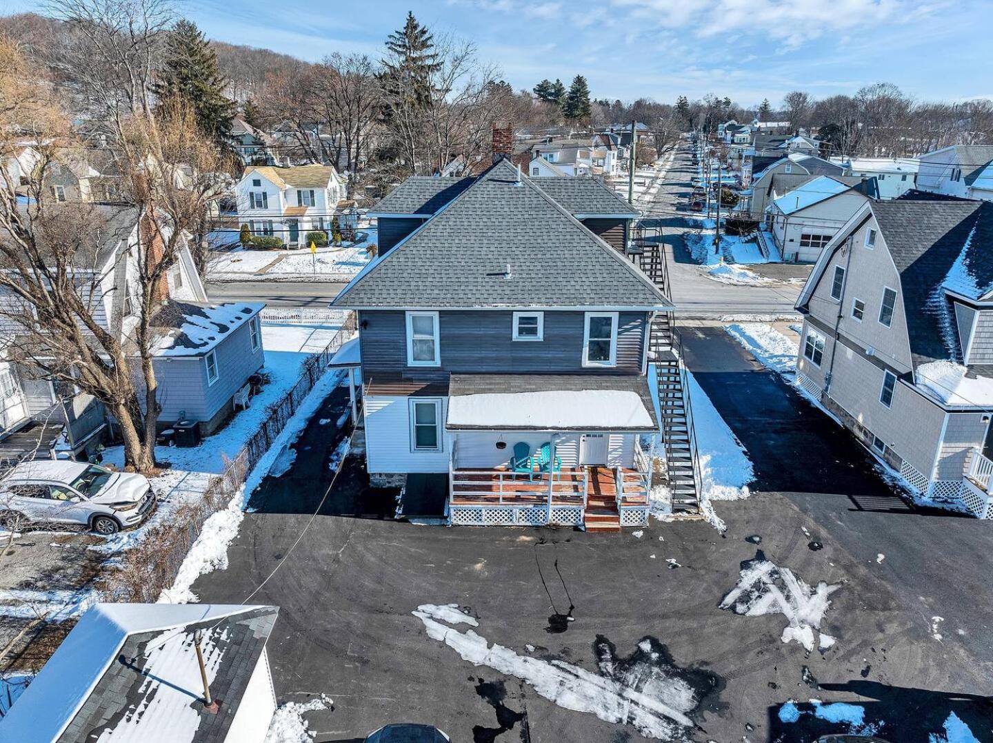 Welcome To Hat City Danbury, A Suburban Retreat Exterior photo