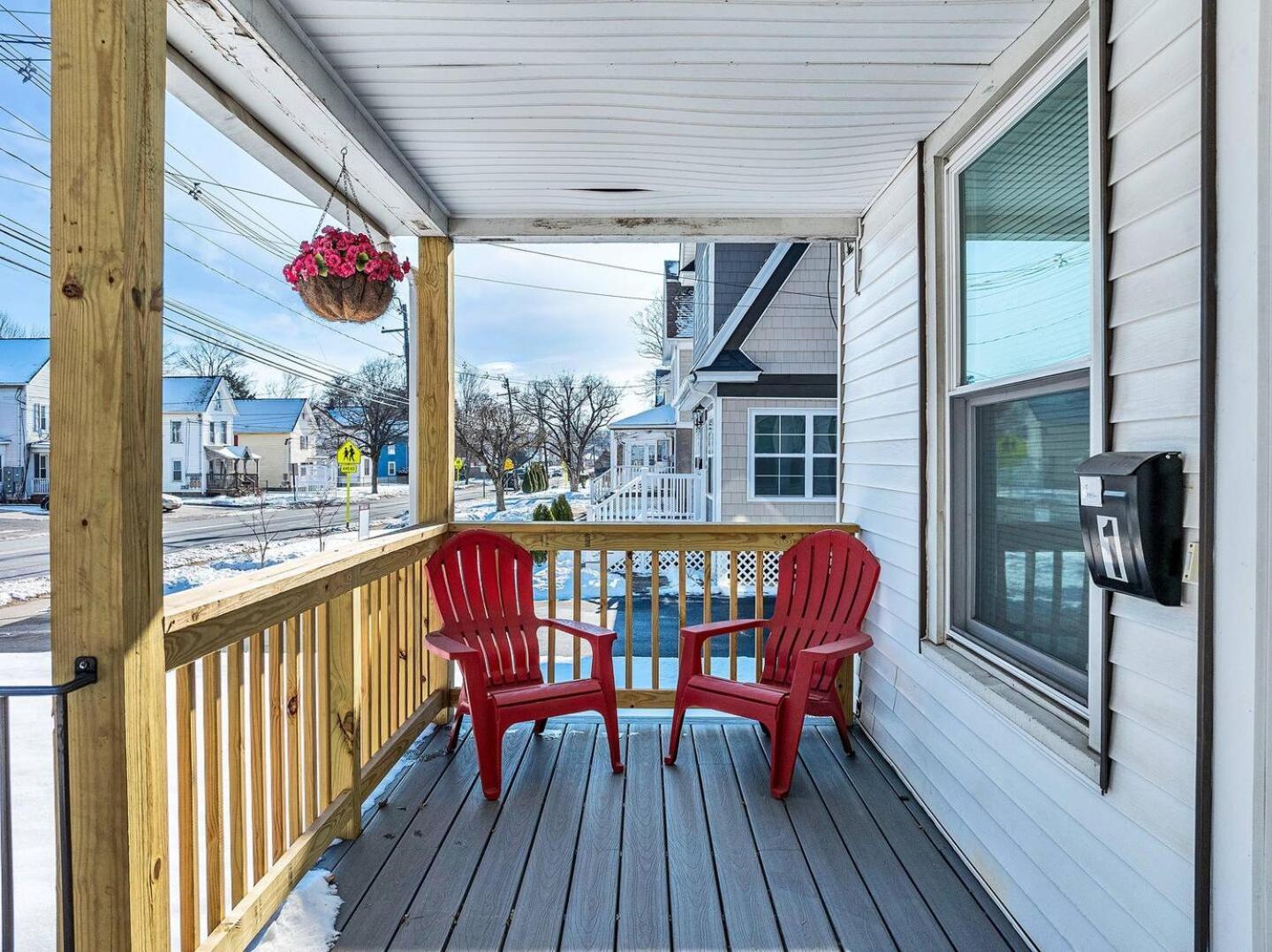 Welcome To Hat City Danbury, A Suburban Retreat Exterior photo